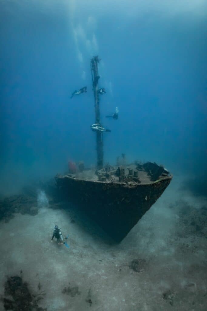 El Aguila Wreck in Roatan Diving