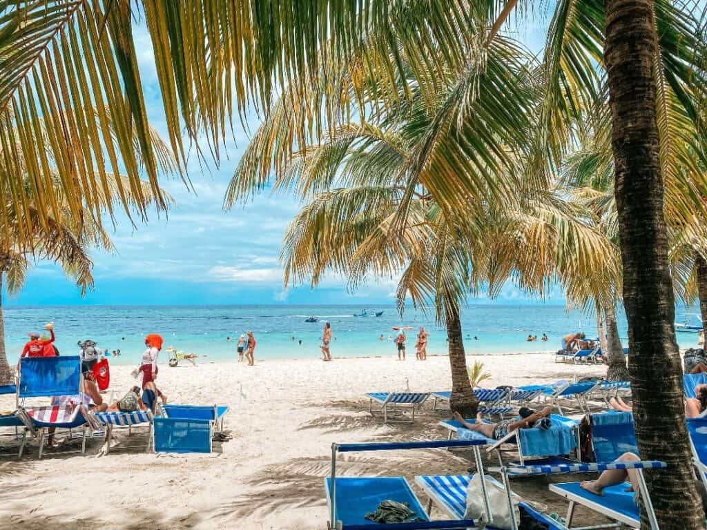 Is Roatan Safe? Beach mode