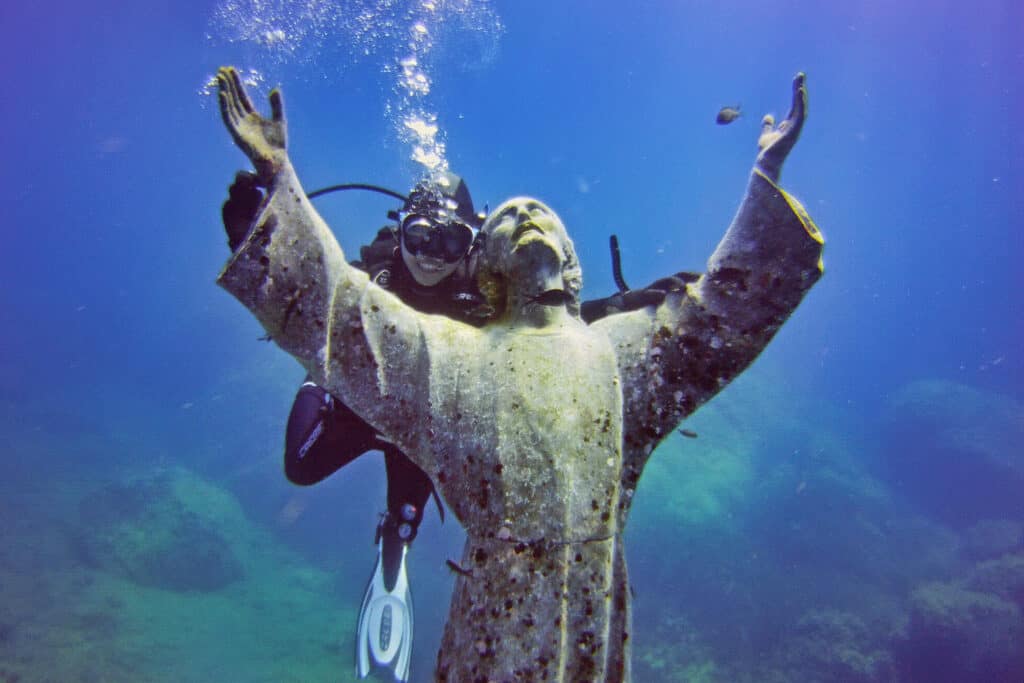 Lorie Neuberger-Castillo - Diving Escapades