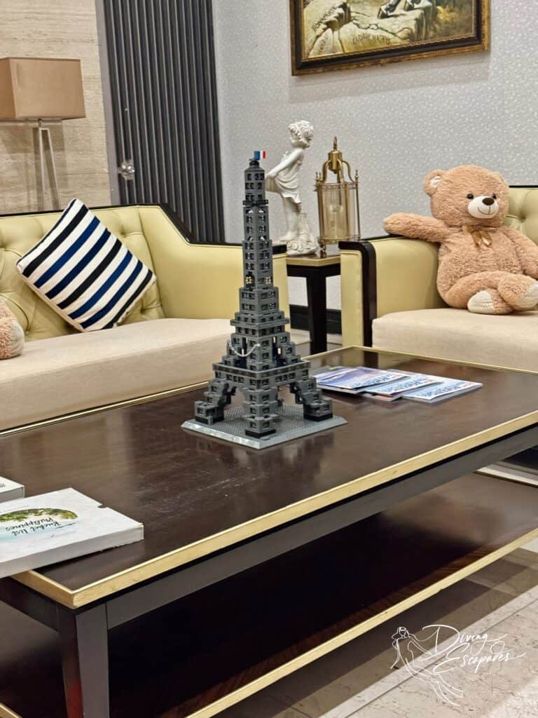 Le Charme Suites lobby