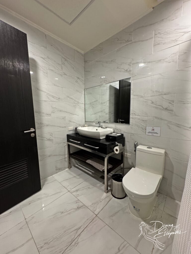 Le Charme Suites  - Deluxe King Room Bathroom